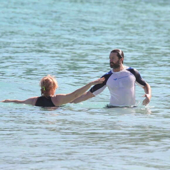 Exclusif - Hugh Jackman et sa femme Deborra-Lee Furness, un gros pansement sur son pied, à la plage pendant leurs vacances à Saint-Barthélémy le 13 avril 2016.