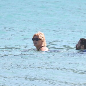 Exclusif - Hugh Jackman et sa femme Deborra-Lee Furness, un gros pansement sur son pied, à la plage pendant leurs vacances à Saint-Barthélémy le 13 avril 2016.