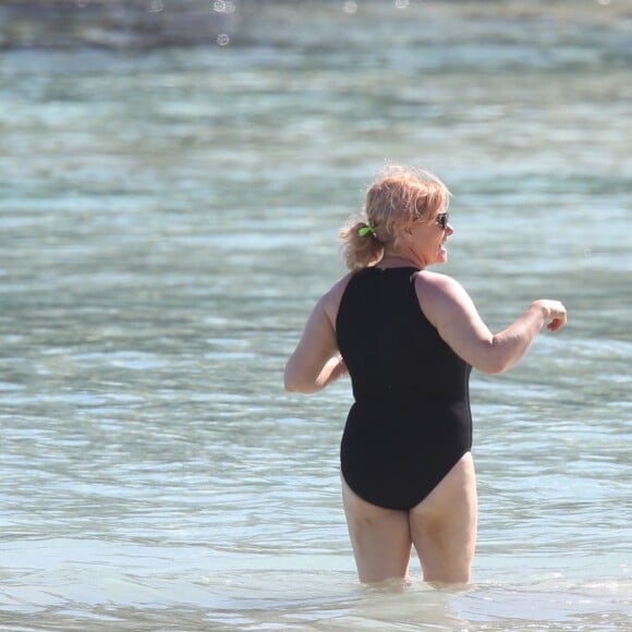 Exclusif - Hugh Jackman et sa femme Deborra-Lee Furness, un gros pansement sur son pied, à la plage pendant leurs vacances à Saint-Barthélémy le 13 avril 2016.