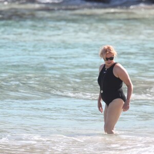 Exclusif - Hugh Jackman et sa femme Deborra-Lee Furness, un gros pansement sur son pied, à la plage pendant leurs vacances à Saint-Barthélémy le 13 avril 2016.