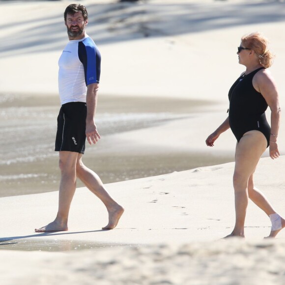 Exclusif - Hugh Jackman et sa femme Deborra-Lee Furness, un gros pansement sur son pied, à la plage pendant leurs vacances à Saint-Barthélémy le 13 avril 2016.