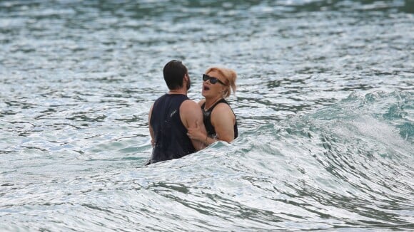 Hugh Jackman et sa femme : Baignade romantique d'un couple solide comme un roc