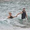 Hugh Jackman en vacances avec sa femme Deborra-Lee Furness à la plage à Saint-Barthélémy le 12 avril 2016
