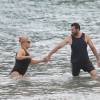 Hugh Jackman en vacances avec sa femme Deborra-Lee Furness à la plage à Saint-Barthélémy le 12 avril 2016