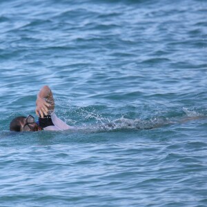 Exclusif - Hugh Jackman se baigne à Saint-Barthélemy avec sa femme Deborra-Lee Furness, le 11 avril 2016.