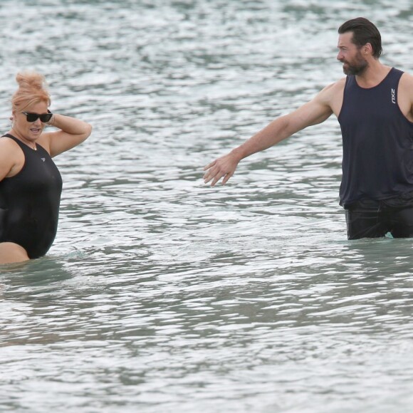 Exclusif - Hugh Jackman se baigne à Saint-Barthélemy avec sa femme Deborra-Lee Furness, le 11 avril 2016.