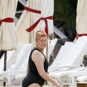 Exclusif - Hugh Jackman se baigne à Saint-Barthélemy avec sa femme Deborra-Lee Furness, le 11 avril 2016.
