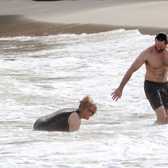 Exclusif - Hugh Jackman se baigne à Saint-Barthélemy avec sa femme Deborra-Lee Furness, le 11 avril 2016.
