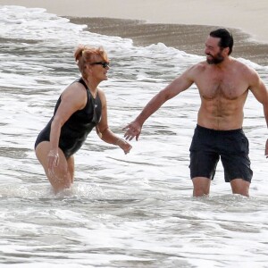 Exclusif - Hugh Jackman se baigne à Saint-Barthélemy avec sa femme Deborra-Lee Furness, le 11 avril 2016.