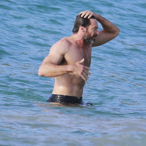 Exclusif - Hugh Jackman se baigne à Saint-Barthélemy avec sa femme Deborra-Lee Furness, le 11 avril 2016.