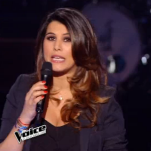 L'animatrice Karine Ferri, jeune maman radieuse sur le plateau de "The Voice 5", samedi 23 avril 2016.