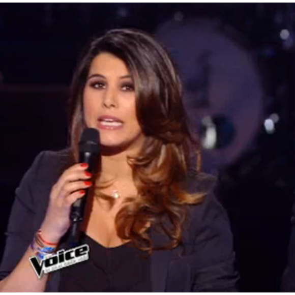 L'animatrice Karine Ferri, jeune maman radieuse sur le plateau de "The Voice 5", samedi 23 avril 2016.