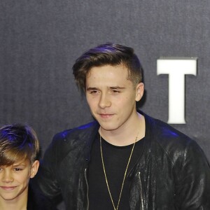 Romeo Beckham et son frère Brooklyn Beckham à la première de "Star Wars: Le réveil de la Force" à Odeon Leicester Square à Londres le 16 décembre 2015
