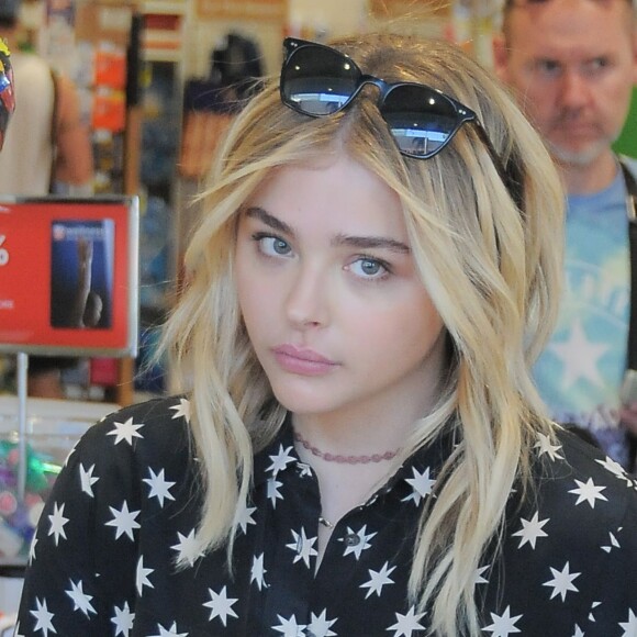 Exclusif - Chloe Grace Moretz à la sortie du magasin Rite Aid à Beverly Hills, le 18 avril 2016