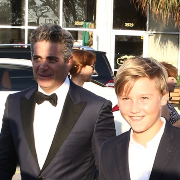 Elle Macpherson avec son mari Jeffrey Soffer et ses fils Arpad Busson et Aurelius Busson au mariage d'Isabela Rangel et David Grutman à Miami le 23 avril 2016