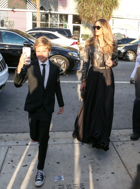 Elle Macpherson avec son mari Jeffrey Soffer et ses fils Arpad Busson et Aurelius Busson au mariage d'Isabela Rangel et David Grutman à Miami le 23 avril 2016