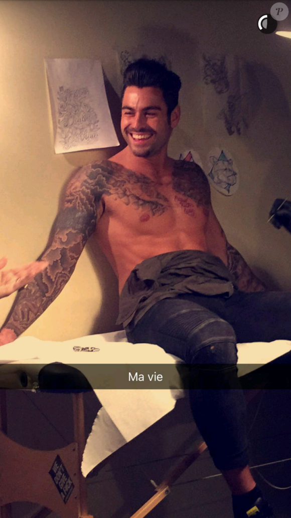 Ricardo des "Anges 8" chez le tatoueur, le 5 avril 2016