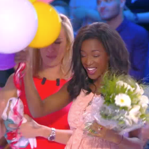 Hapsatou Sy dévoile son baby bump dans le "Grand 8" sur D8, le 27 avril 2016. Laurence Ferrari et les chroniqueuses de l'émission la comblent de cadeaux.