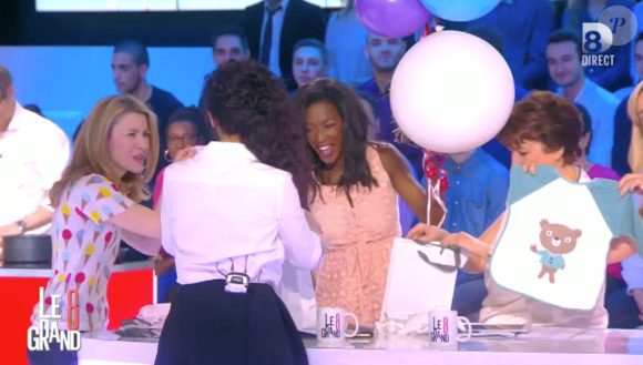 Hapsatou Sy dévoile son baby bump dans le "Grand 8" sur D8, le 27 avril 2016. Laurence Ferrari et les chroniqueuses de l'émission la comblent de cadeaux.