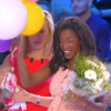 Hapsatou Sy dévoile son baby bump dans le "Grand 8" sur D8, le 27 avril 2016. Laurence Ferrari et les chroniqueuses de l'émission la comblent de cadeaux.