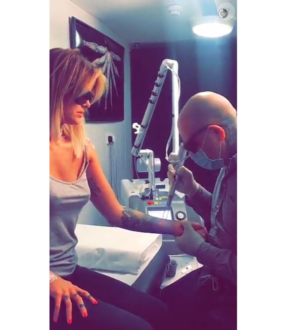 Caroline Receveur se fait retirer certains tatouages