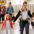 Amanda Peet et ses enfants Frances, Molly et Henry prennent un vol à l'aéroport de Los Angeles, le 25 juin 2015