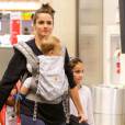 Amanda Peet et ses enfants Frances, Molly et Henry prennent un vol à l'aéroport de Los Angeles, le 25 juin 2015