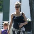 Amanda Peet faisant du shopping avec sa fille Molly à West Hollywood le 30 août 2014