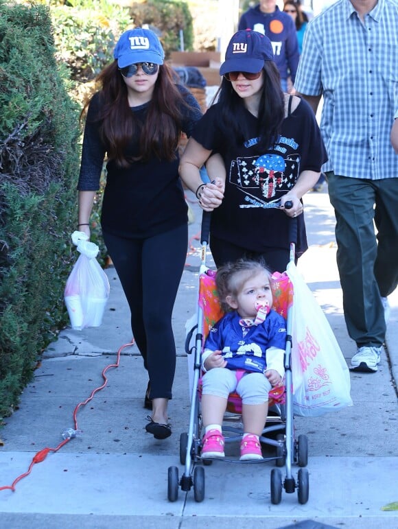Ariel Winter et sa soeur Shanelle Workman font leurs courses au marche de West Hollywood le 11 Novembre 2012. La jeune actrice de la serie «Modern Family» a ete placee chez sa soeur. Elle dit subir des brutalites continues de la part de Crystal Workman, sa mere.