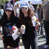 Ariel Winter et sa soeur Shanelle Workman font leurs courses au marche de West Hollywood le 11 Novembre 2012. La jeune actrice de la serie «Modern Family» a ete placee chez sa soeur. Elle dit subir des brutalites continues de la part de Crystal Workman, sa mere.