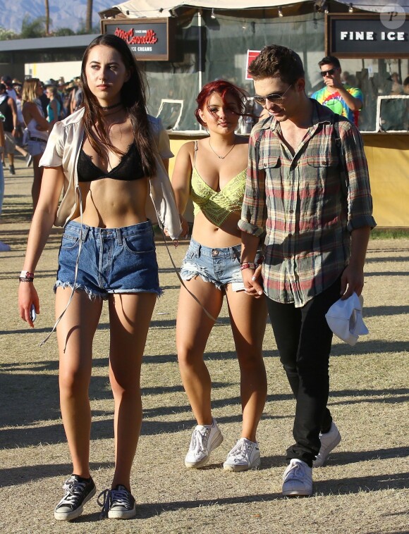 Exclusif - Ariel Winter et son compagnon Laurent Claude Gaudette amoureux lors du festival de musique de Coachella à Indio le 23 avril 2016.