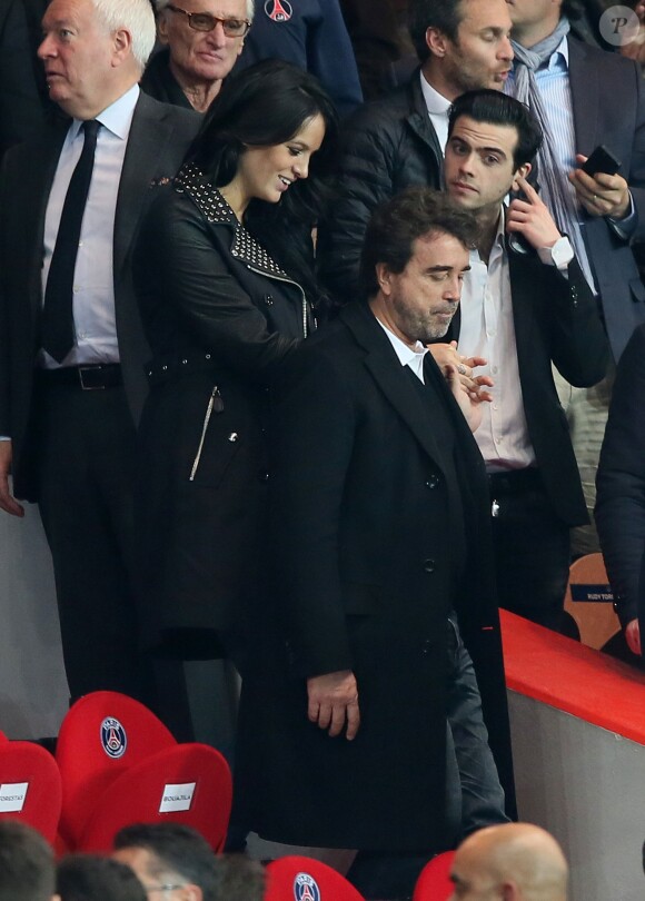 Arnaud Lagardère et sa femme Jade Foret au match de football de la Ligue des Champions entre le PSG et Chelsea au Parc des Princes à Paris le 2 avril 2014.
