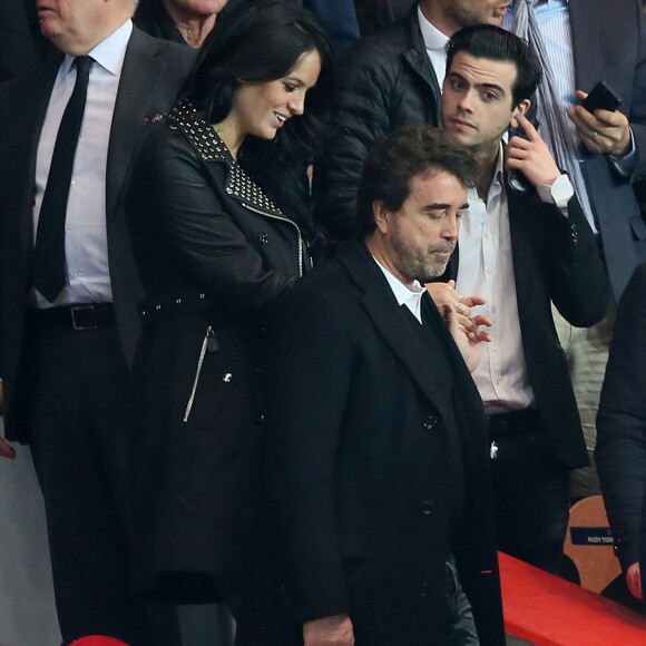 Arnaud Lagardère et sa femme Jade Foret au match de football de la Ligue des Champions entre le PSG et Chelsea au Parc des Princes à Paris le 2 avril 2014.