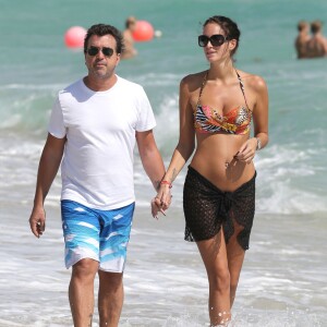 Arnaud Lagardere et sa femme Jade Foret, enceinte de son deuxieme enfant, profitent de la plage alors qu'ils sont en vacances a Miami. Le 28 octobre 2013