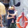 L'humoriste américain Jimmy Kimmel se baigne en famille à Ischia en marge du 13ème Global Film & Music Festival le 13 juillet 2015. Il est accompagne de sa femme Molly McNearney et de leur fille Jane.