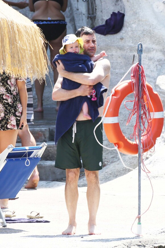 L'humoriste américain Jimmy Kimmel se baigne en famille à Ischia en marge du 13ème Global Film & Music Festival le 13 juillet 2015. Il est accompagne de sa femme Molly McNearney et de leur fille Jane.