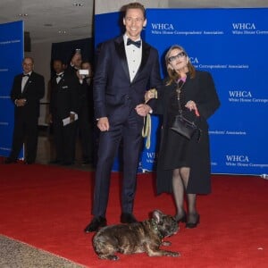 Tom Hiddleston et Carrie Fisher (et son chien Gary) au dîner des correspondants à la Maison Blanche, le 30 avril 2016