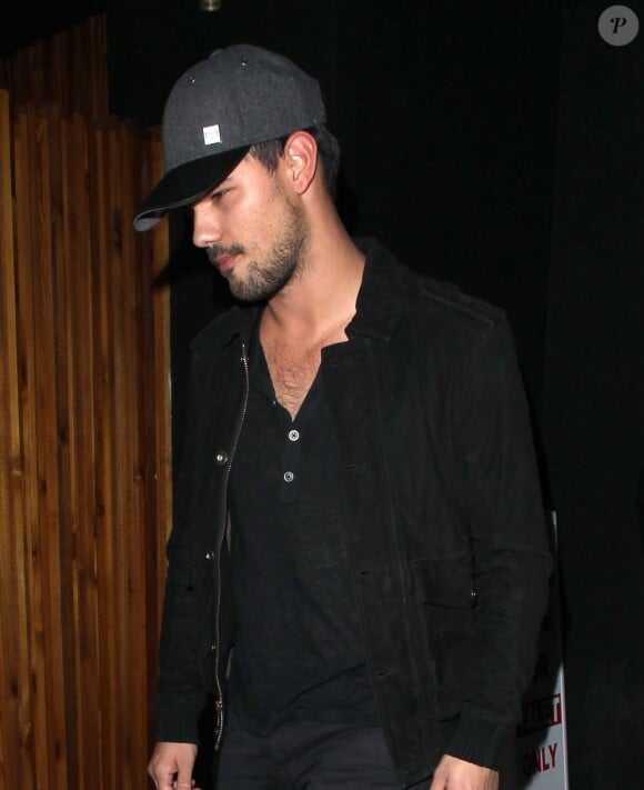 Taylor Lautner a passé la soirée avec une mystérieuse inconnue au Nice Guy nightclub à West Hollywood, le 29 décembre 2015.