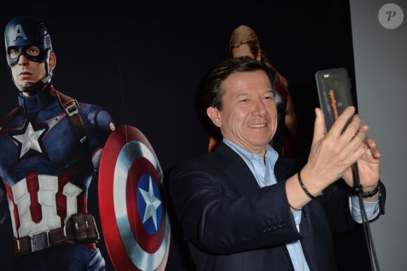 Gilles Pelisson (président directeur général de TF1) réalise un selfie - Vernissage de l'exposition"Marvel Avengers S.T.A.T.I.O.N." à La Défense le 3 mai 2016. © Veeren/Bestimage