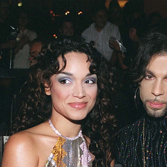 Prince et sa première épouse, Mayte Garcia, au défilé Versace en 1999