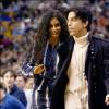 Prince et sa deuxième épouse, Manuela Testolini lors d'un match de la NBA organisé à Toronto le 25 janvier 2002