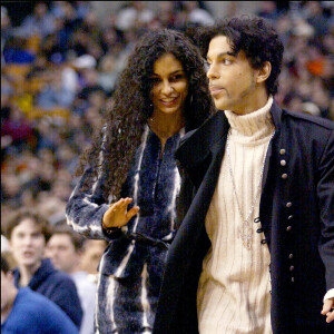 Prince et sa deuxième épouse, Manuela Testolini lors d'un match de la NBA organisé à Toronto le 25 janvier 2002