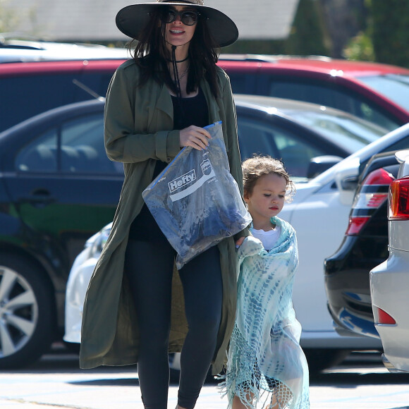 Megan Fox enceinte en famille avec son mari Brian Austin Green et leurs enfants Bodhi et Noah Green sur une plage à Malibu, le 30 avril 2016