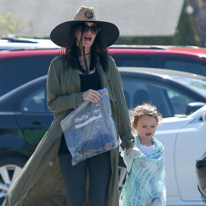 Megan Fox enceinte en famille avec son mari Brian Austin Green et leurs enfants Bodhi et Noah Green sur une plage à Malibu, le 30 avril 2016