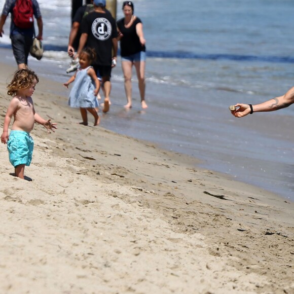 Megan Fox enceinte en famille avec son mari Brian Austin Green et leurs enfants Bodhi et Noah Green sur une plage à Malibu, le 30 avril 2016