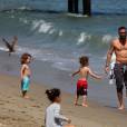 Megan Fox enceinte en famille avec son mari Brian Austin Green et leurs enfants Bodhi et Noah Green sur une plage à Malibu, le 30 avril 2016
