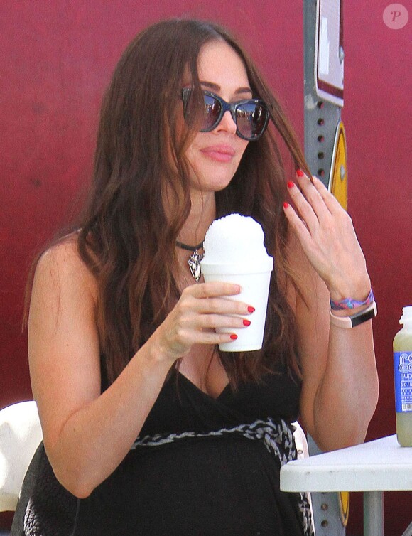 Megan Fox enceinte se promène avec son mari Brian Austin Green et leur fils Noah au Farmers Market à Studio City, le 17 avril 2016