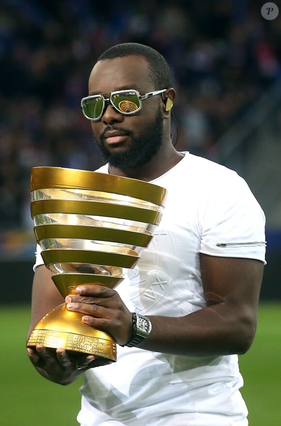 Maître Gims au Stade de France pour le trophée de la Coupe de la Ligue 2016 à Paris, le 23 avril 2016