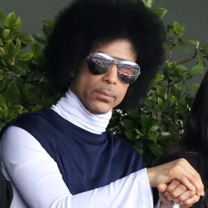 Le chanteur Prince assiste au match entre Rafael Nadal et Dusan Lajovic lors des Internationaux de France de tennis de Roland Garros à Paris, le 2 juin 2014.