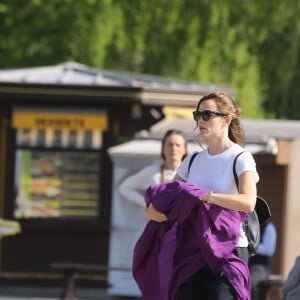 Jennifer Garner et ses enfants Violet, Seraphina et Samuel ont visité le musée du Louvre et la Tour Eiffel à Paris le 8 mai 2016.